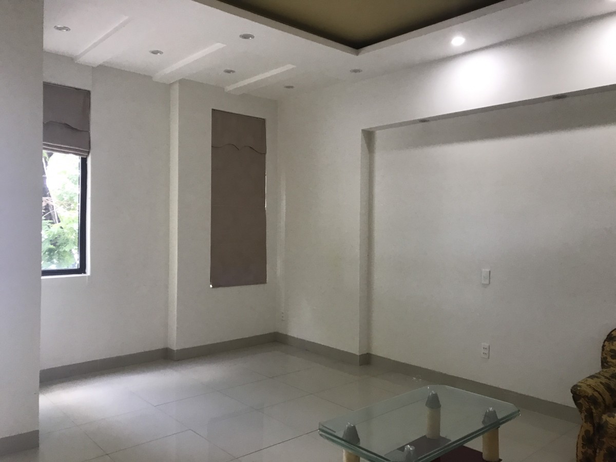 Cho thuê nhà 3 TẦNG (ngang 10m, 200m2, 7 PN). Gần cầu TUYÊN SƠN GIÁ 37TR
