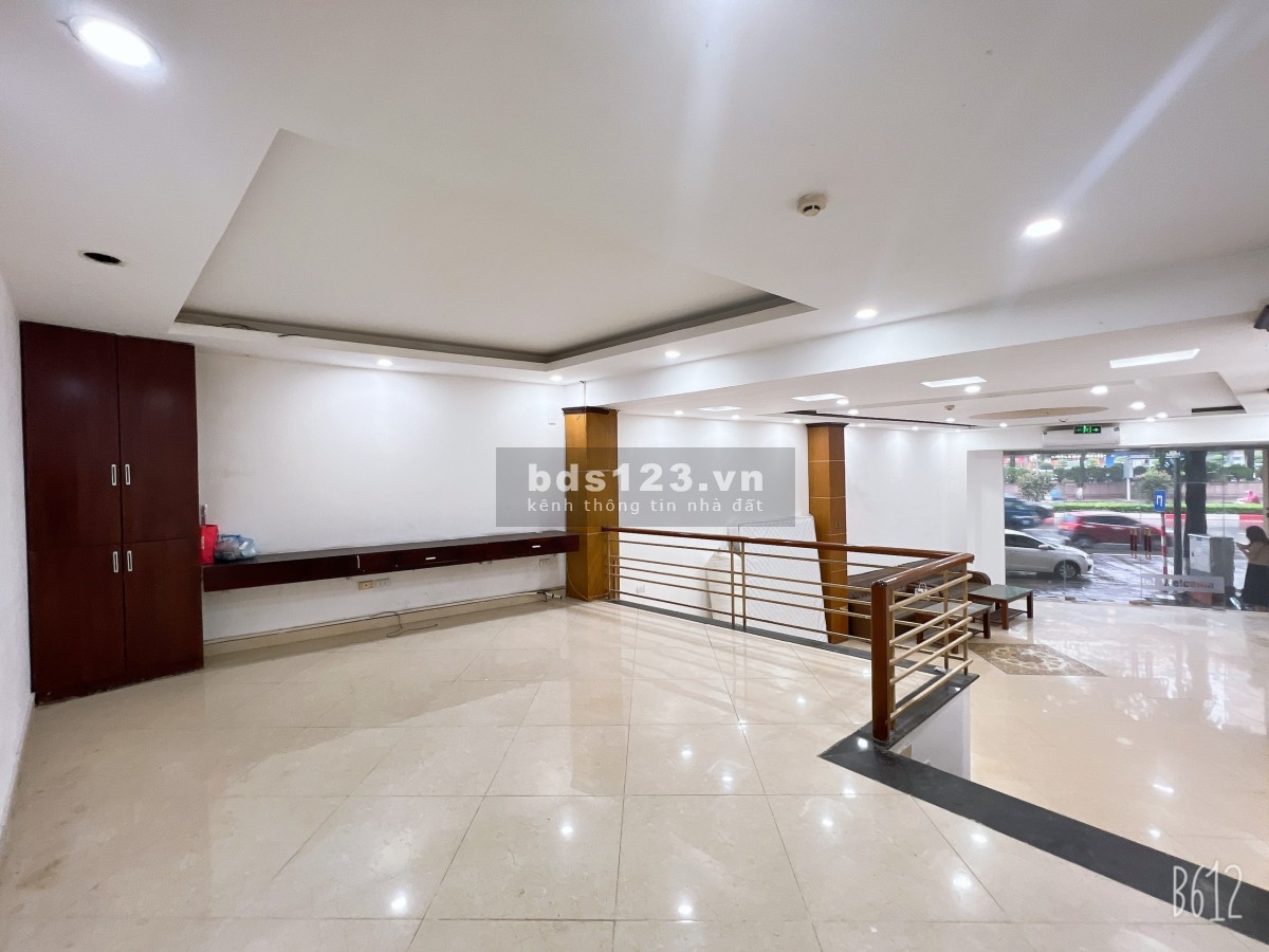Cho thuê mặt bằng KD 200m2, mặt phố Trần Duy Hưng, sầm uất, tuyến phố chính