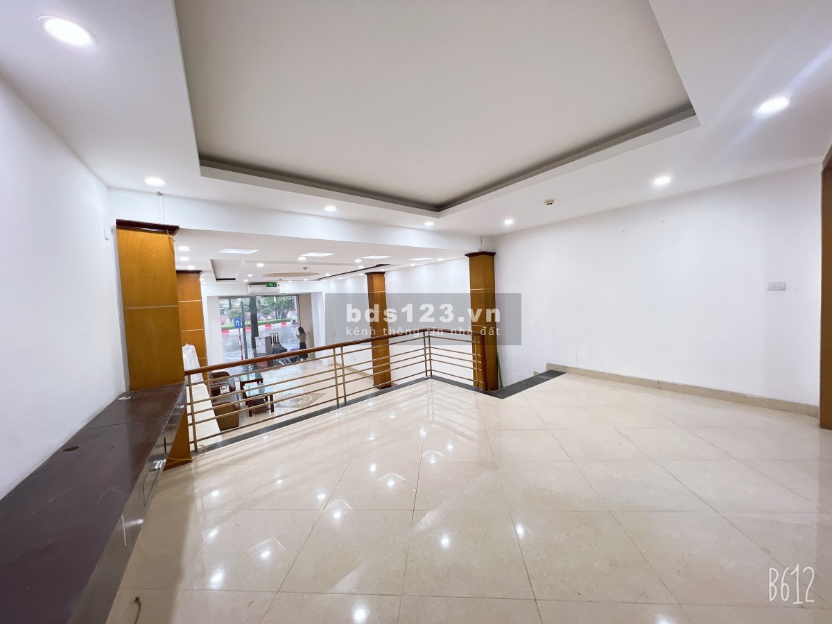 Cho thuê mặt bằng KD 200m2, mặt phố Trần Duy Hưng, sầm uất, tuyến phố chính