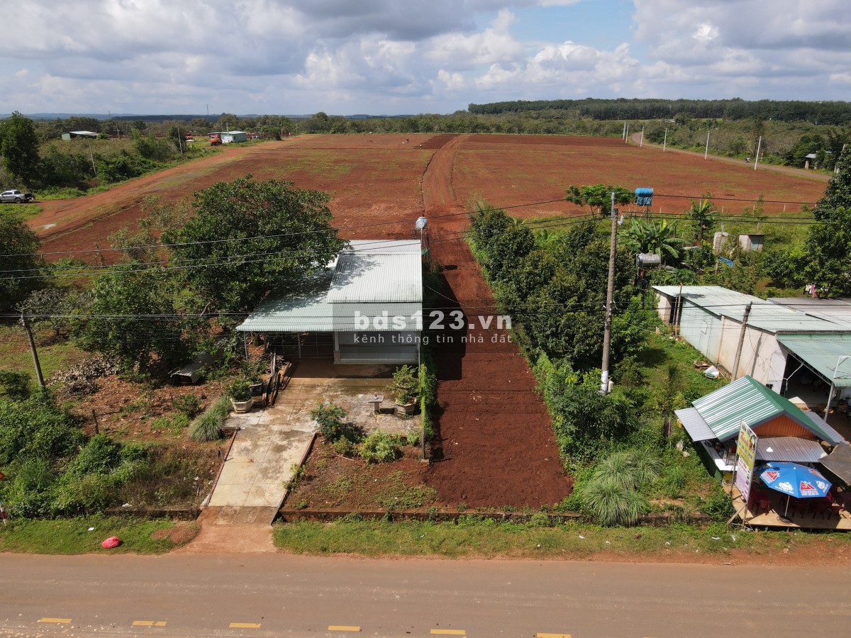 Đất đường nhựa 592m2. Đối diện trường học và ủy ban khu dân cư SHR