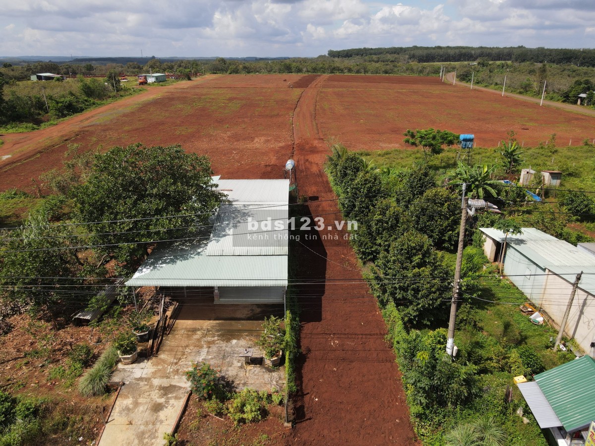 Đất đường nhựa 592m2. Đối diện trường học và ủy ban khu dân cư SHR