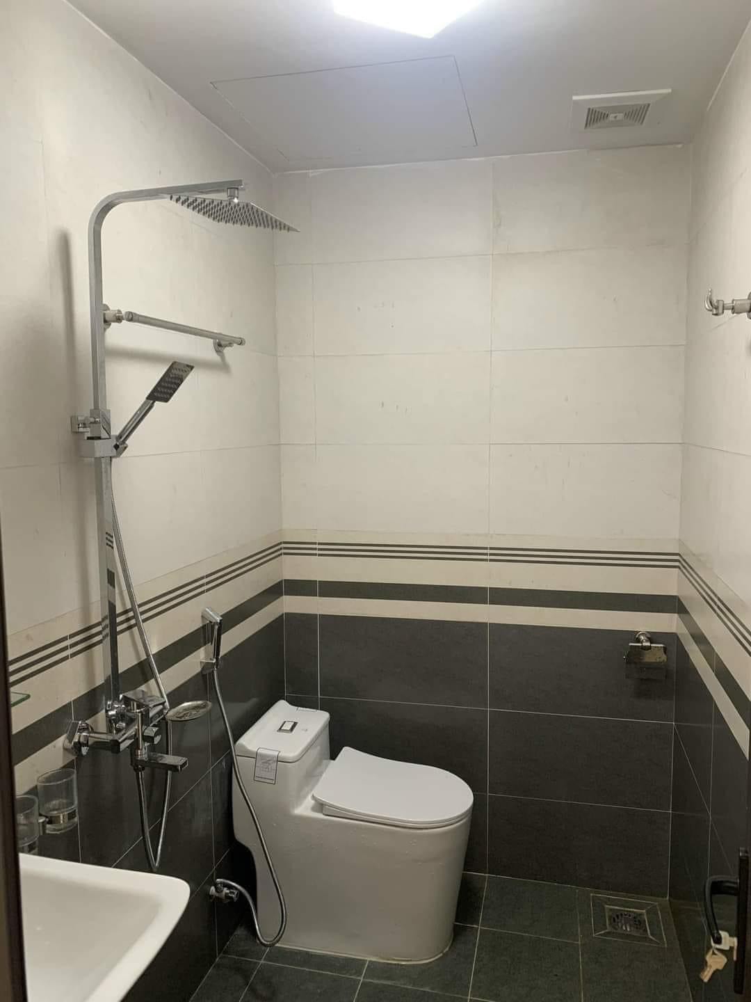 Cho thuê nhà Quan Hoa, CG 65m2 4PN Khép Kín nhà mới xây 100% 5T cực đẹp, gọi 0865196638
