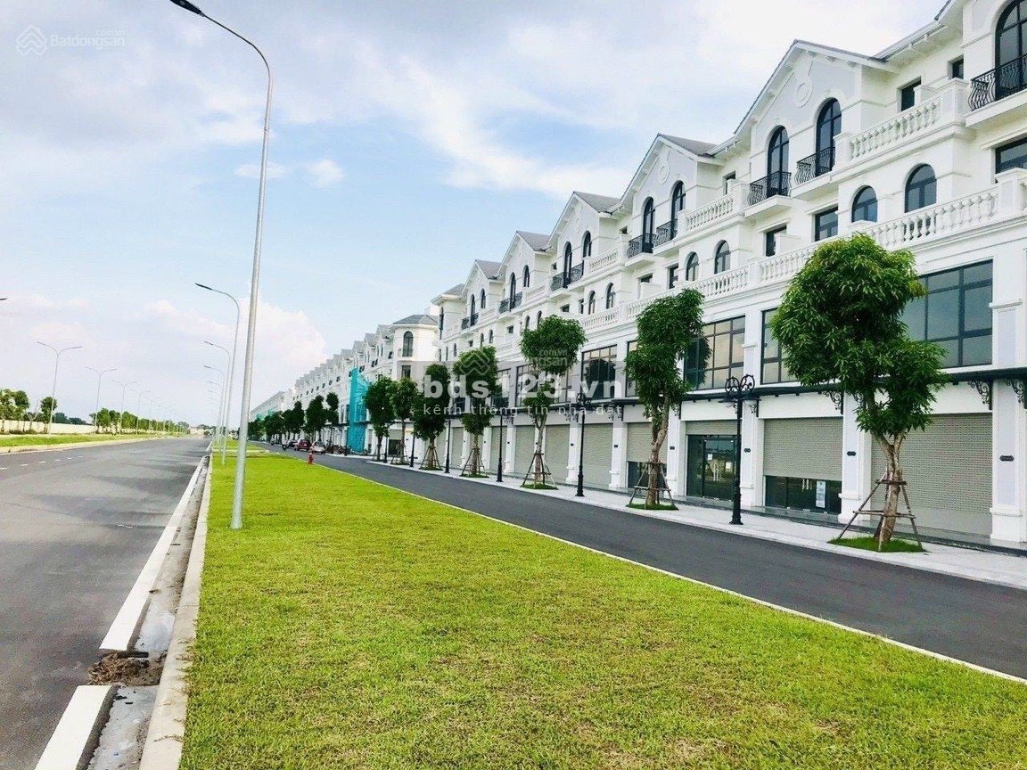 Shophouse sổ đỏ lâu dài mặt đường 40m, xây 4.5 tầng giá 16.8 tỷ Vin Gia Lâm