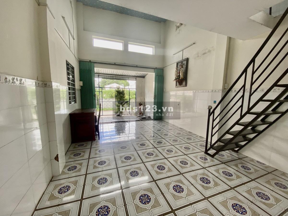 Nhà MẶT TIỀN nguyên căn, MỚI 99,9%, nhà mát rượi không cần máy lạnh, gần chợ sáng Tân Phú Trung