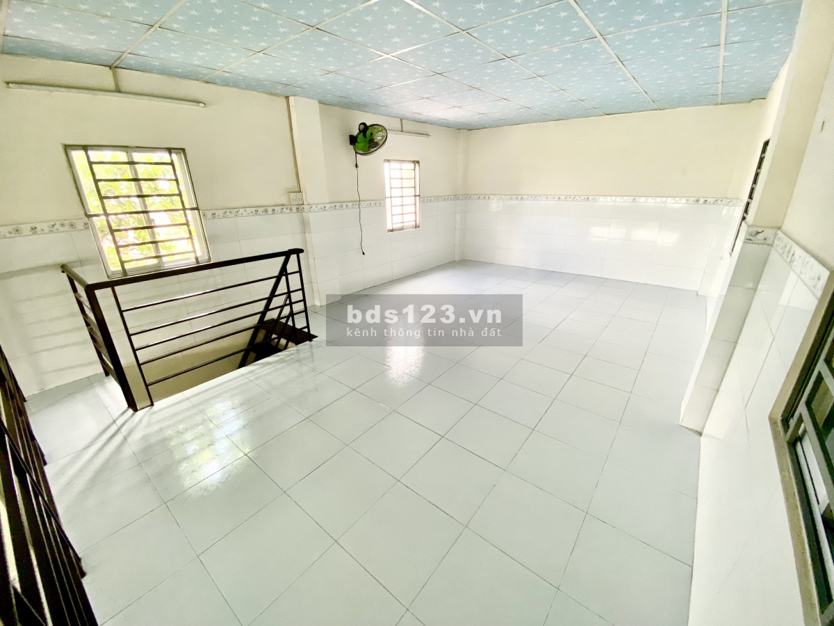 Nhà MẶT TIỀN nguyên căn, MỚI 99,9%, nhà mát rượi không cần máy lạnh, gần chợ sáng Tân Phú Trung