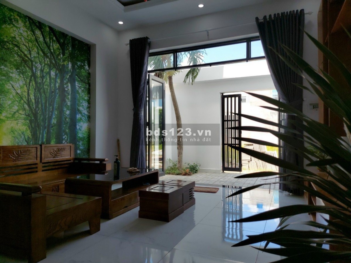 Bán nhà phố có bãi đỗ xe rộng rãi, tiện ích đầy đủ giá rẻ chỉ 350 triệu đồng