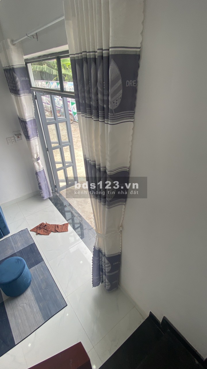 Bán nhà phố có bãi đỗ xe rộng rãi, tiện ích đầy đủ giá rẻ chỉ 350 triệu đồng
