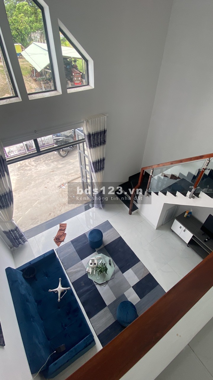 Bán nhà phố có bãi đỗ xe rộng rãi, tiện ích đầy đủ giá rẻ chỉ 350 triệu đồng
