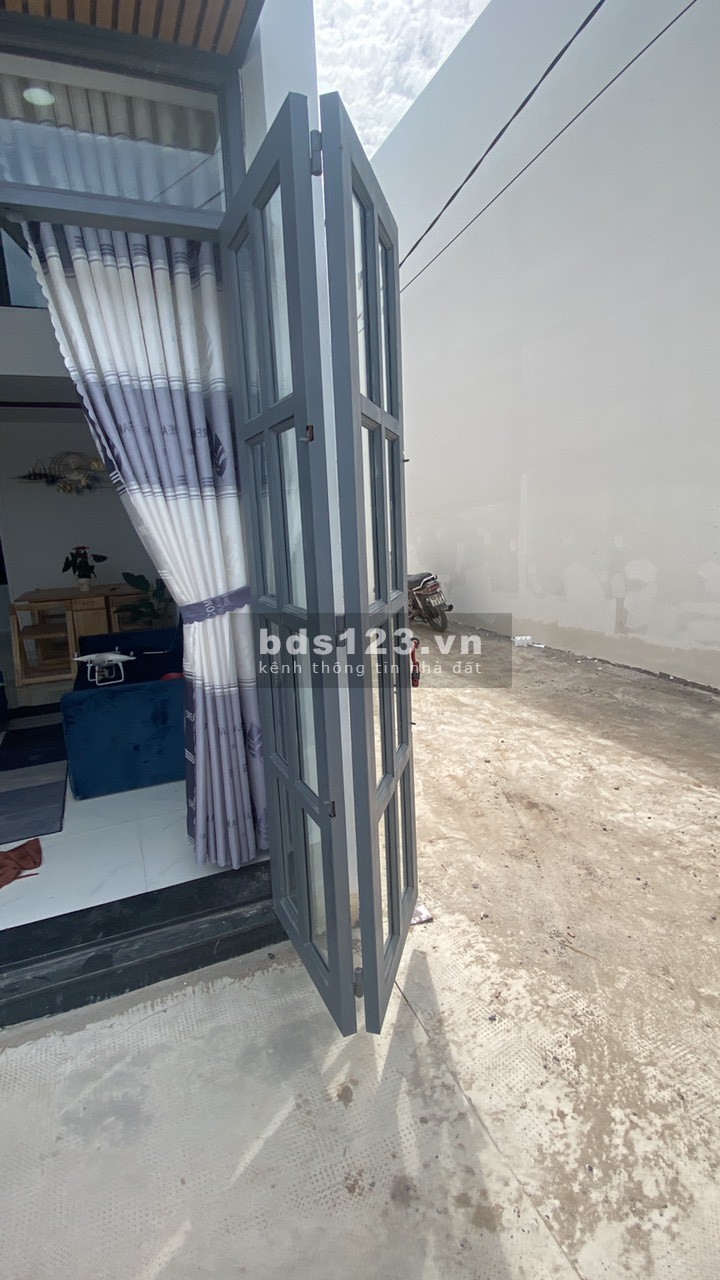 Bán nhà phố có bãi đỗ xe rộng rãi, tiện ích đầy đủ giá rẻ chỉ 350 triệu đồng
