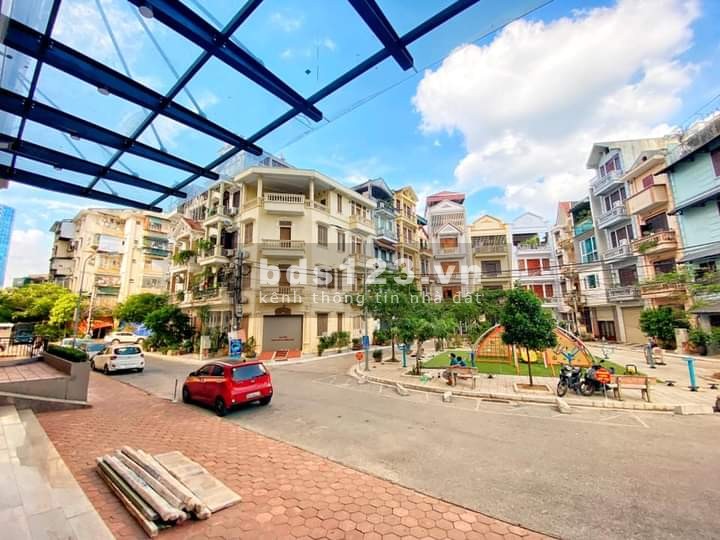 Bán căn hộ chung cư mặt phố Võ Chí Công Tây Hồ, dt 218m, 4pn, 1pk, 1 bếp giá 7.1 tỷ, lh 0904 217831