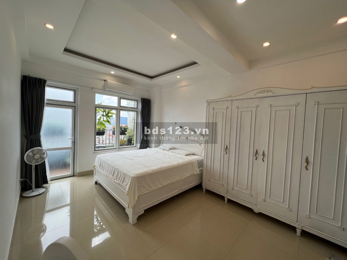 Bán căn hộ chung cư mặt phố Võ Chí Công Tây Hồ, dt 218m, 4pn, 1pk, 1 bếp giá 7.1 tỷ, lh 0904 217831
