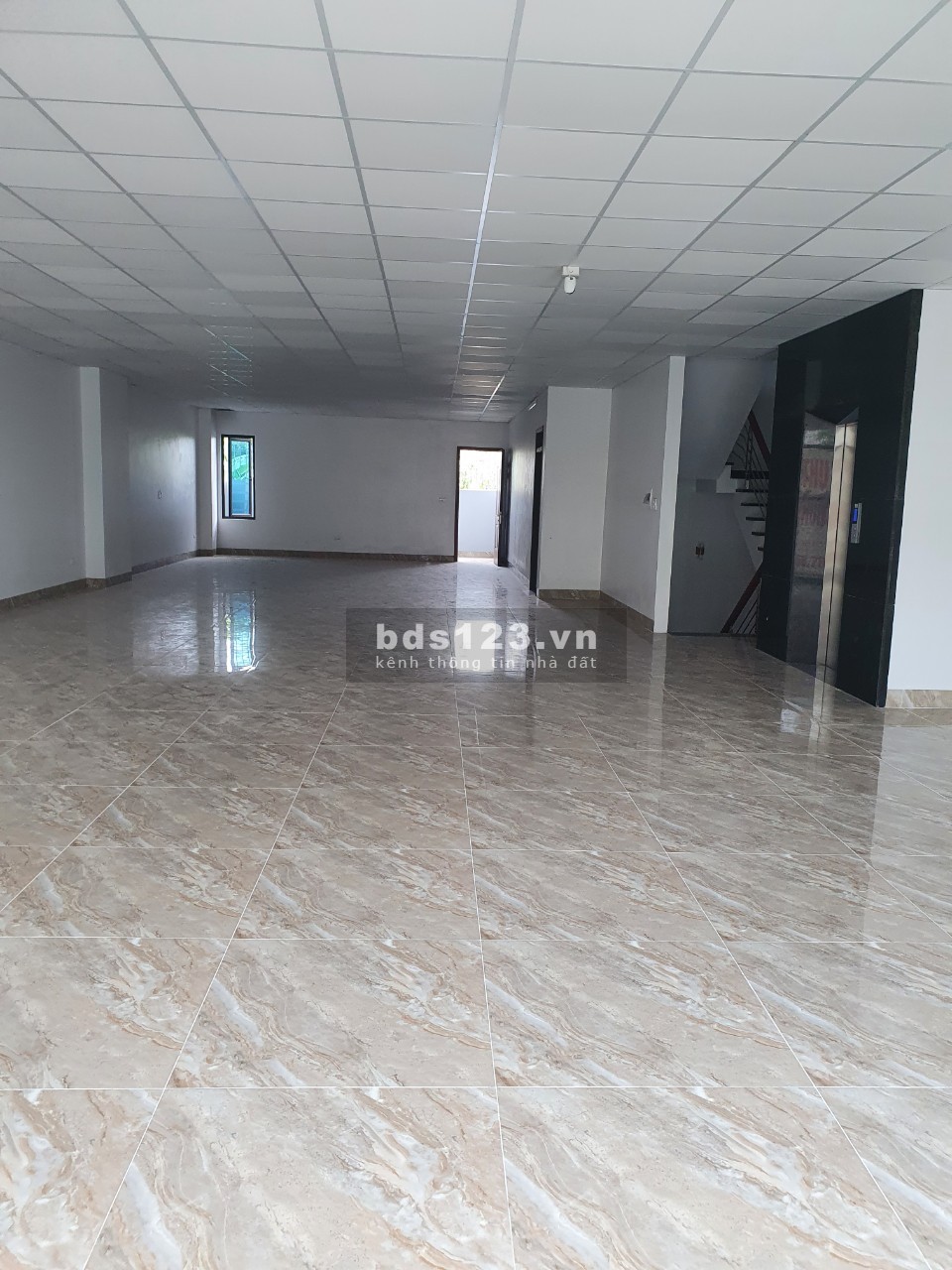 Cho thuê mặt bằng văn phòng đường 39 m đường Lạc Long Quân lh 0916999059