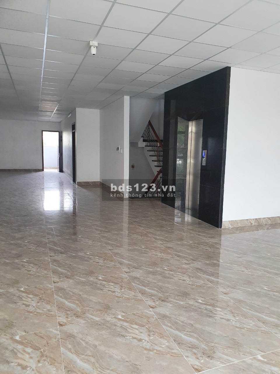 Cho thuê mặt bằng văn phòng đường 39 m đường Lạc Long Quân lh 0916999059