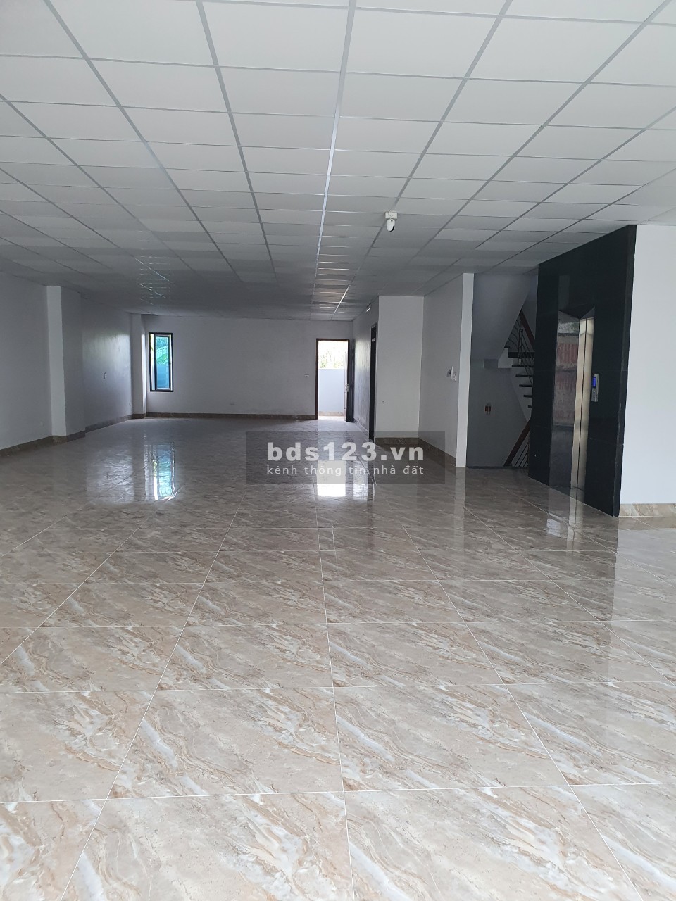 Cho thuê mặt bằng văn phòng đường 39 m đường Lạc Long Quân lh 0916999059
