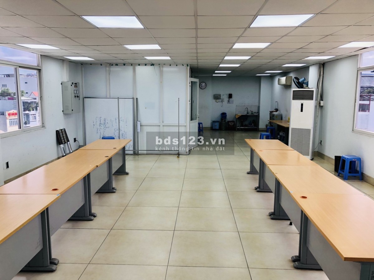Cho thuê MT 30 CMT8, P6, Quận 3 - 5x18m, thang máy. 130 triệu TL