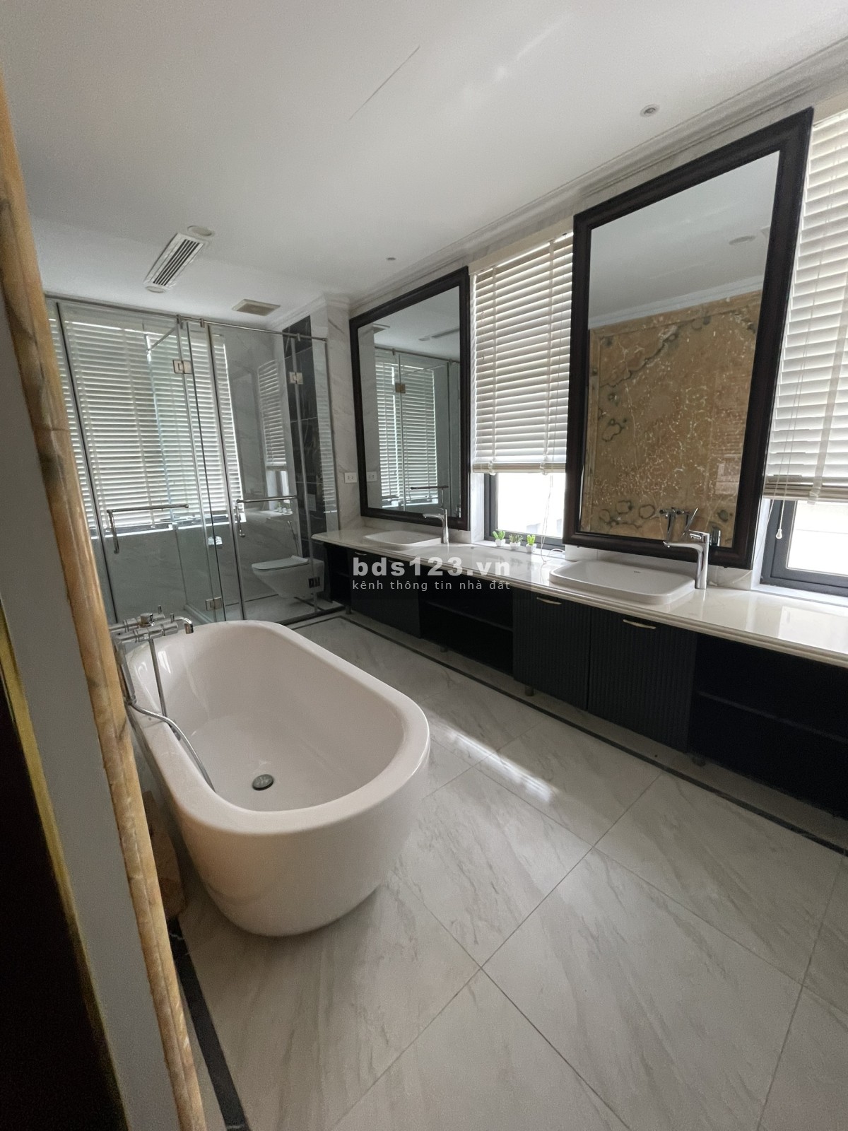 Cho thuê biệt thự Ba Bon, 6 phòng ngủ, giá 10.500$. - gọi Quân 0911.989.098.