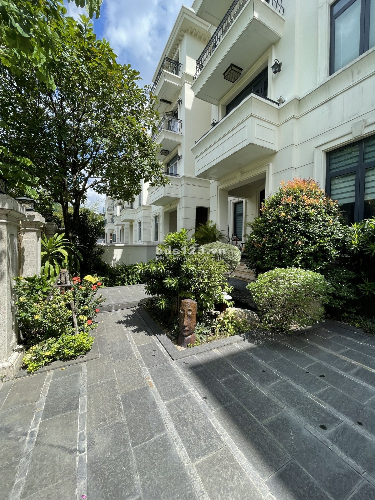 Cho thuê biệt thự Ba Bon, 6 phòng ngủ, giá 10.500$. - gọi Quân 0911.989.098.