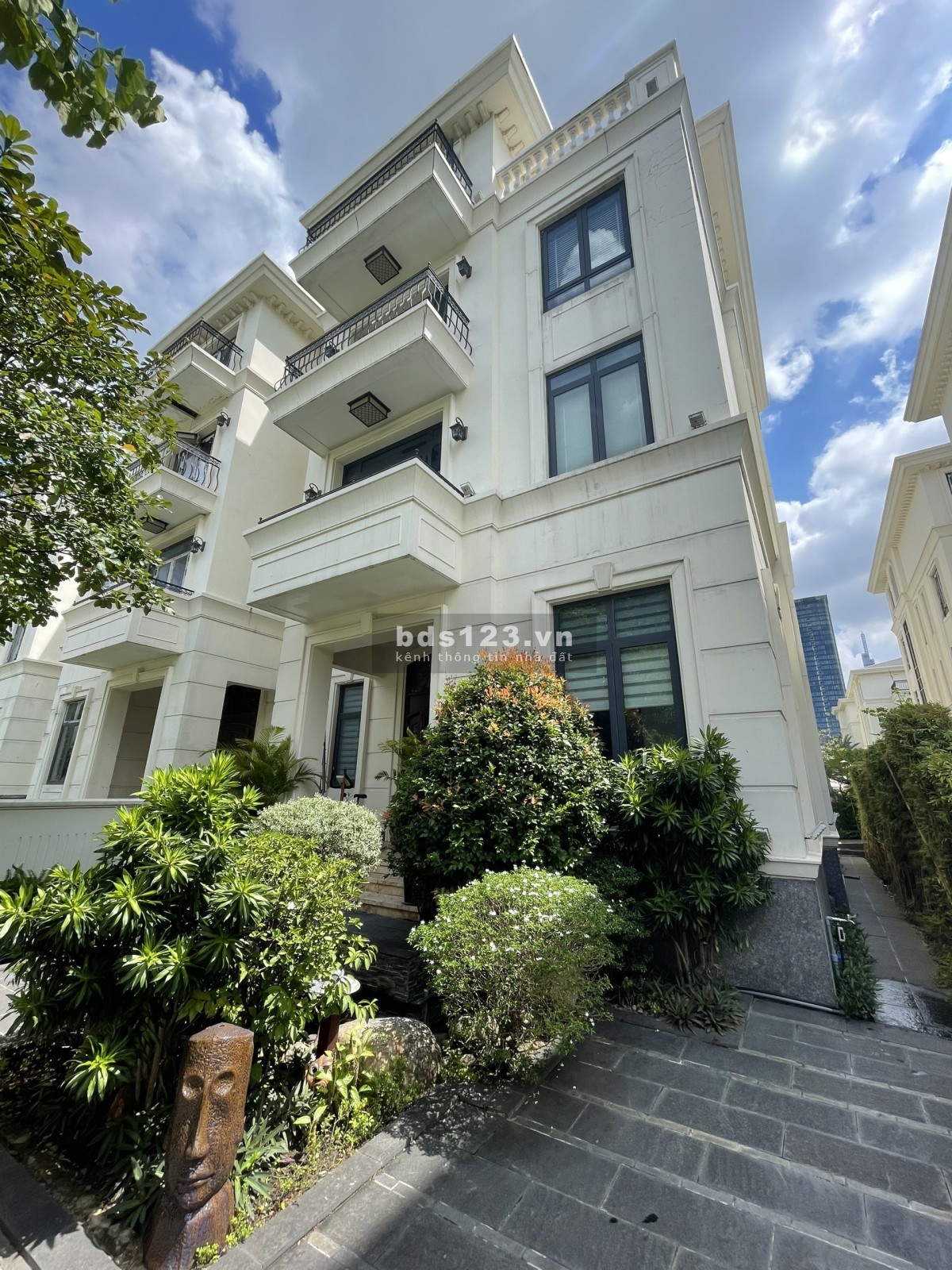 Cho thuê biệt thự Ba Bon, 6 phòng ngủ, giá 10.500$. - gọi Quân 0911.989.098.