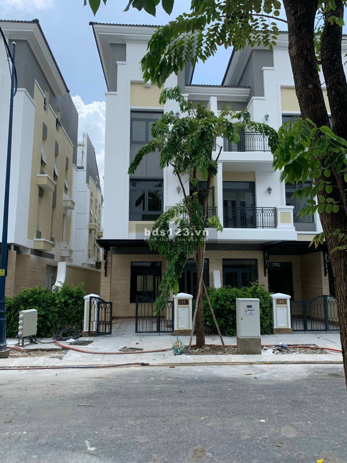 Cho thêu căn nhà Verosa Park, full nội thất mới đẹp new 100% chưa ở 1 trệt 3 lầu, 5PN 4WC