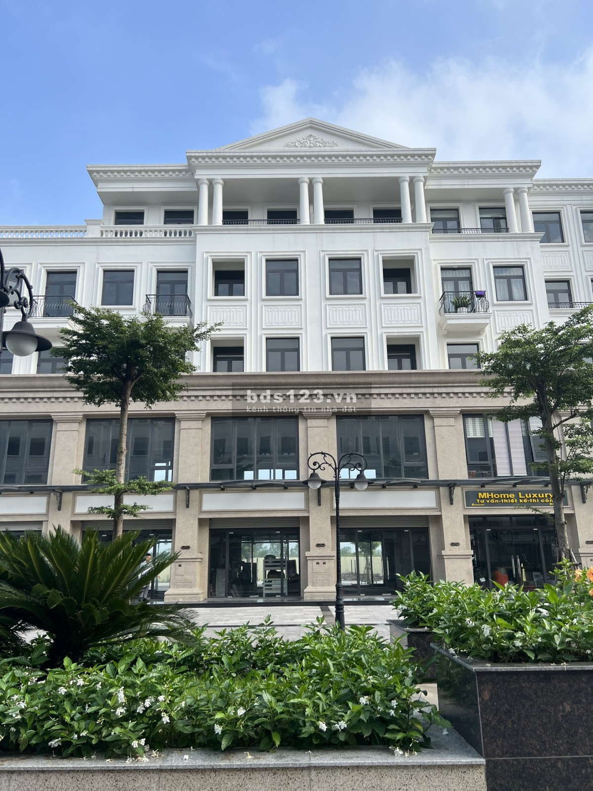 SHOPHOUSE 2 mặt đã hoàn thiện nội thất có thang máy giá 11.8 tỷ Vin Gia Lâm