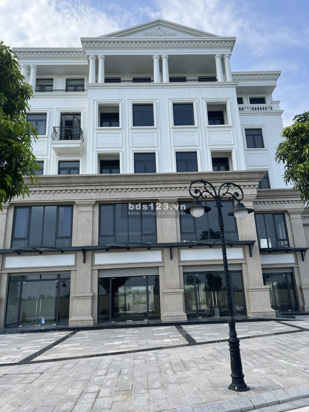SHOPHOUSE 2 mặt đã hoàn thiện nội thất có thang máy giá 11.8 tỷ Vin Gia Lâm