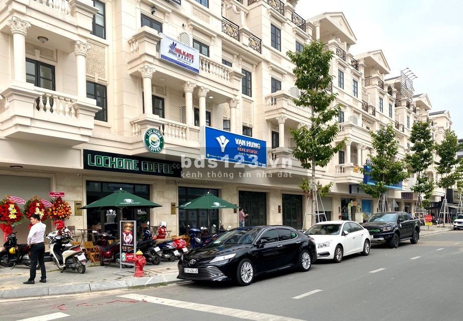 Cho thuê VP: Tòa nhà 5 tầng, có thang máy. Liên hệ: 0589 24 8888 Mr Lộc để biết thêm chi tiết