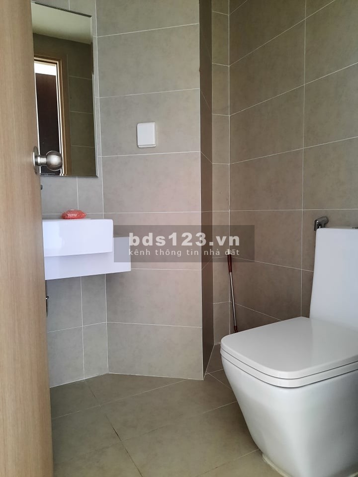 Chính chủ cho thuê văn phòng 42m2 có sẵn bàn ghế làm việc tại Tòa nhà The Sun Avenue Quận 2