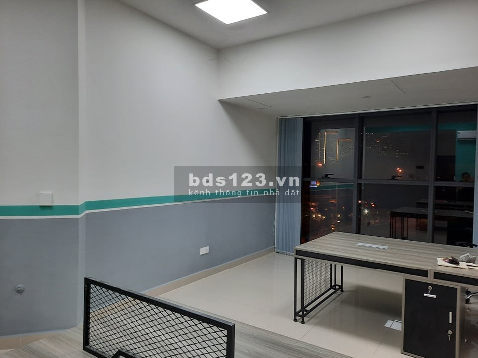 Chính chủ cho thuê văn phòng 42m2 có sẵn bàn ghế làm việc tại Tòa nhà The Sun Avenue Quận 2