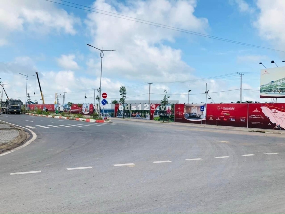Bán nhà phố nằm giữa 2 công viên rộng 6000m2, có 4 tầng, mặt tiền đường 30m