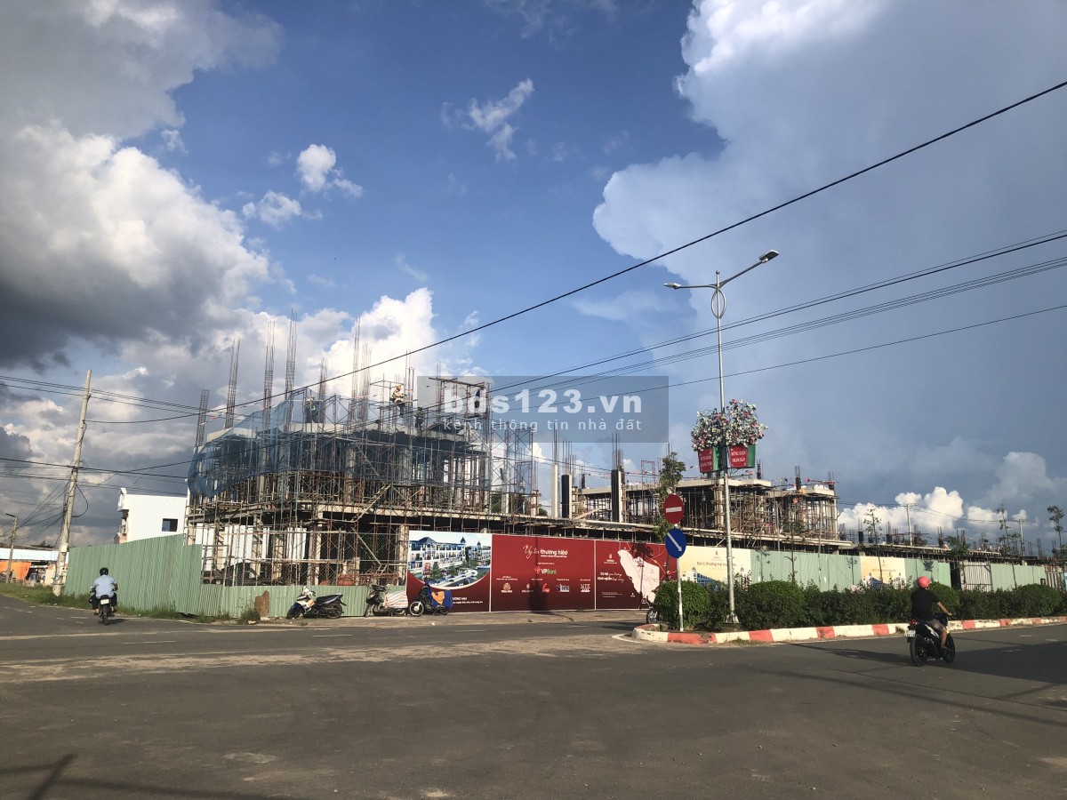 Bán nhà phố nằm giữa 2 công viên rộng 6000m2, có 4 tầng, mặt tiền đường 30m