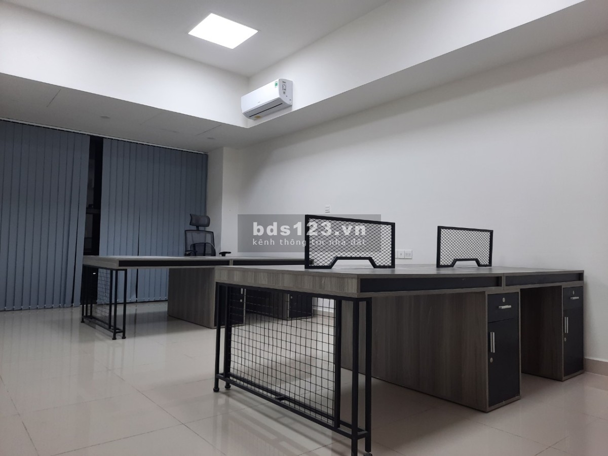 Chính chủ cho thuê văn phòng 42m2 có sẵn bàn ghế làm việc tại Tòa nhà The Sun Avenue Quận 2