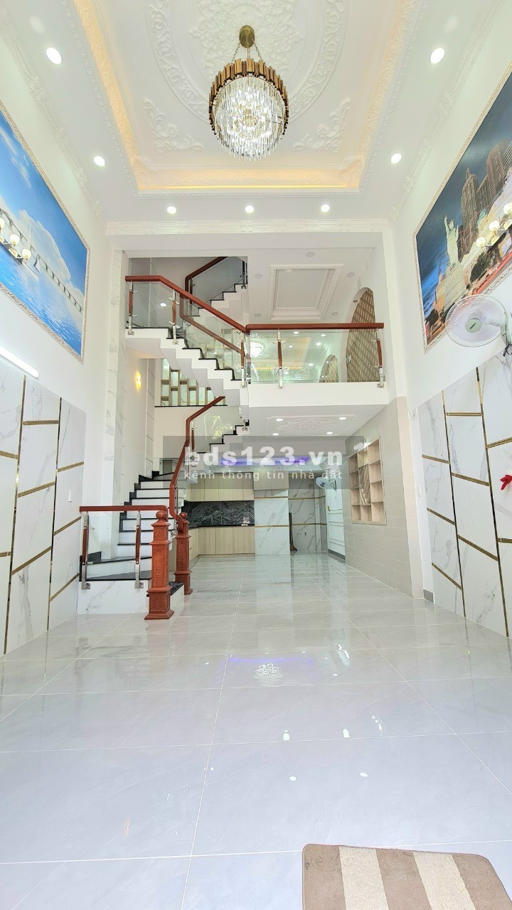 Chính chủ kẹt tiền bán gấp nhà mới toanh 4 lầu 4.6x12.5m, đường nhựa 7m, SHR