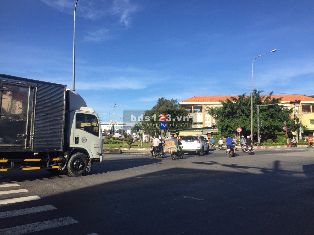Chuyển công tác bán nhanh lô đất. Đường nhựa 6m. Ngay trung tâm.Sổ riêng