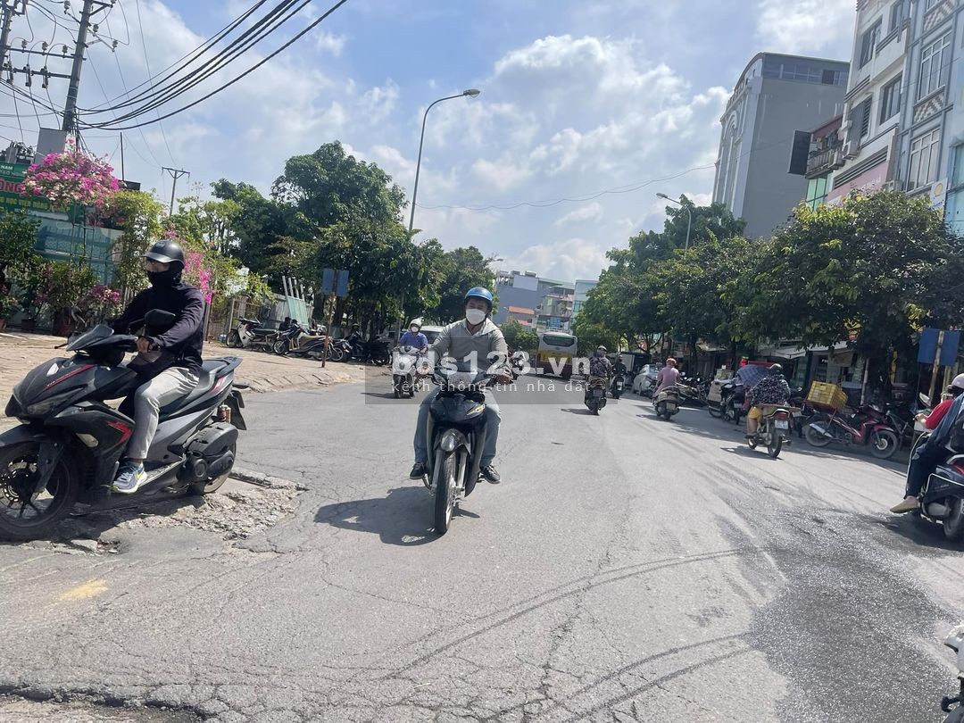 Cần bán gấp lô đất kinh doanh mặt phố Thành Trung, thị trấn Trâu Quỳ, Gia Lâm, Hà Nội.
