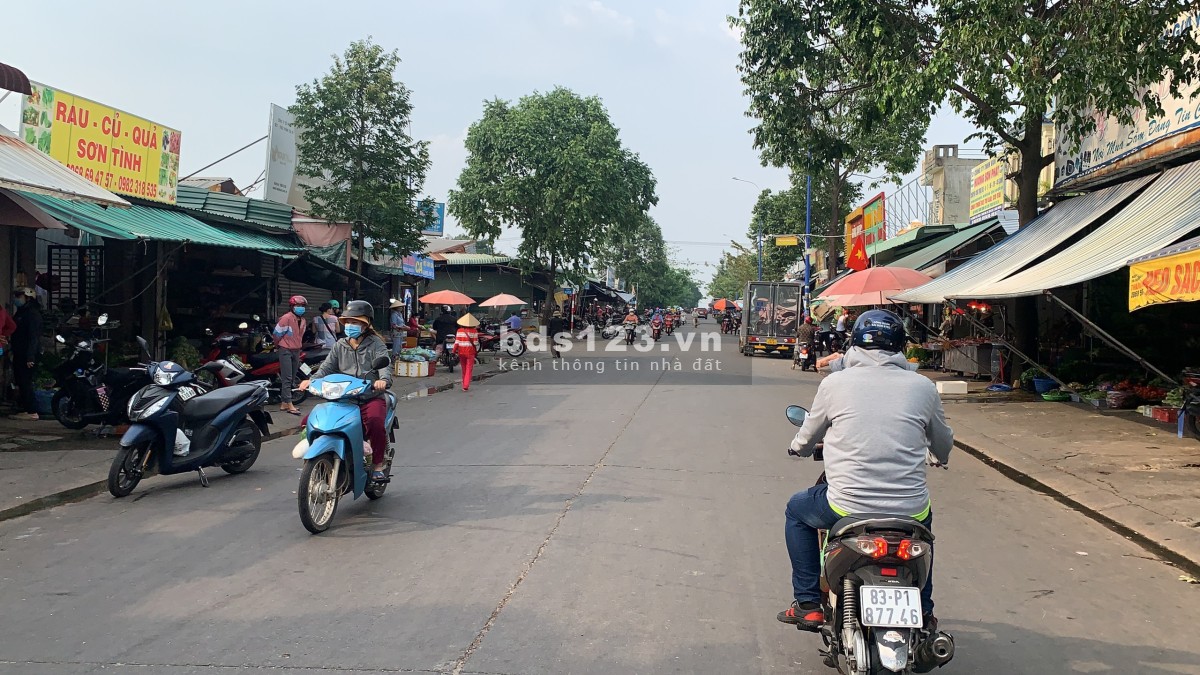 Chuyển công tác bán nhanh lô đất. Đường nhựa 6m. Ngay trung tâm.Sổ riêng