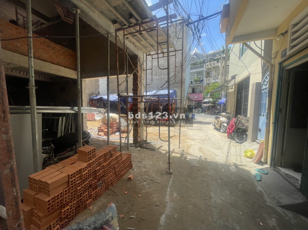 Cần bán đất cách mặt tiền Hoàng Hoa Thám 1m. Giá 15.5 tỷ