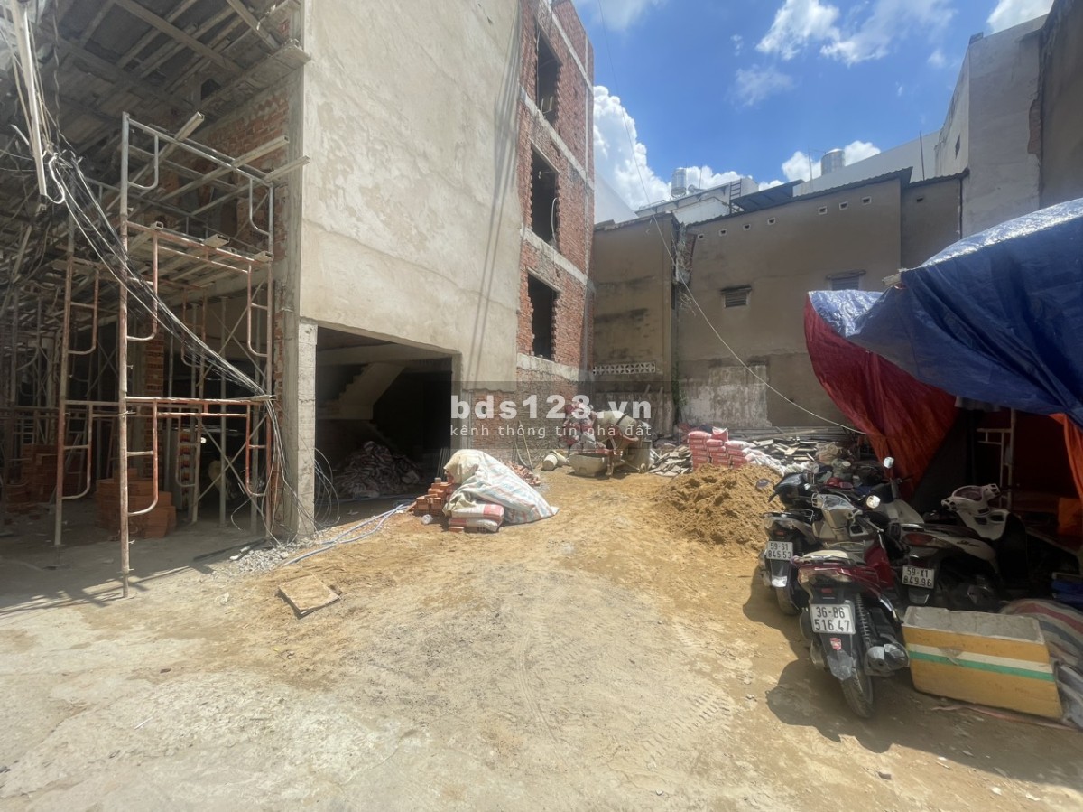 Cần bán đất cách mặt tiền Hoàng Hoa Thám 1m. Giá 15.5 tỷ