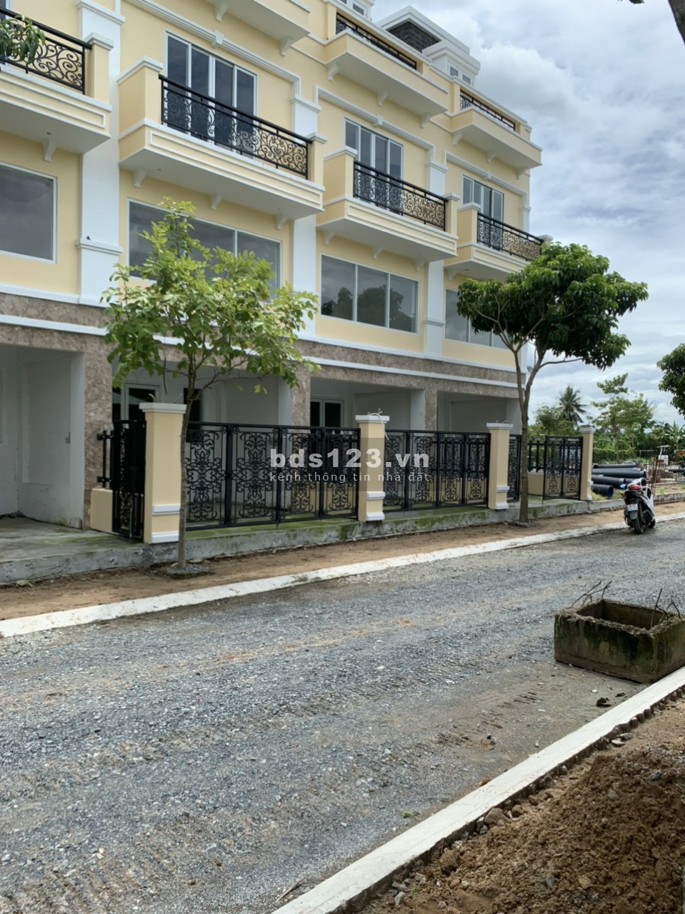 Nhà phố Tân An, đất móng liền kề giá rẻ mặt tiền đường lớn, giá tốt