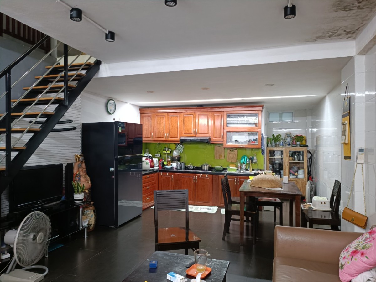 Bán nhà riêng phường Tứ Liên Tây Hồ DT 41m² x 3 tầng, MT 4m ô tô lùi cửa giá 2,2 tỷ đồng