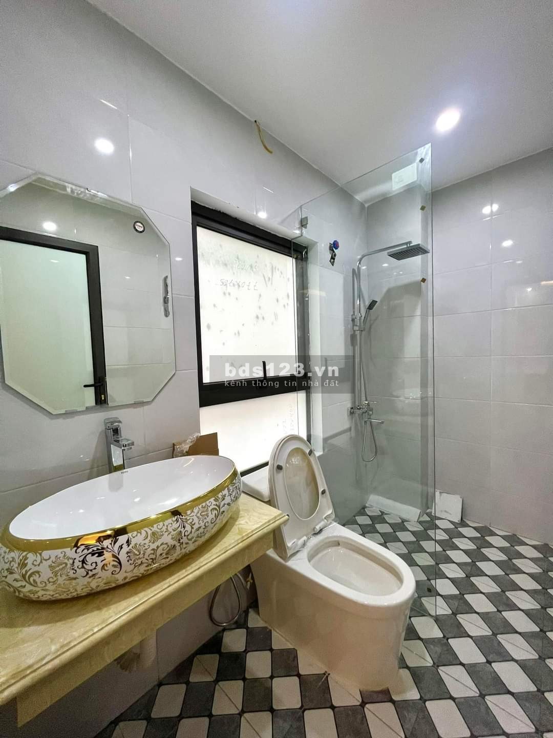 Bán nhà Cảm Hội, ngõ thông, KD đỉnh, cách ô tô 30m, DT 30m² x 5 tầng, giá 5,3 tỷ đồng
