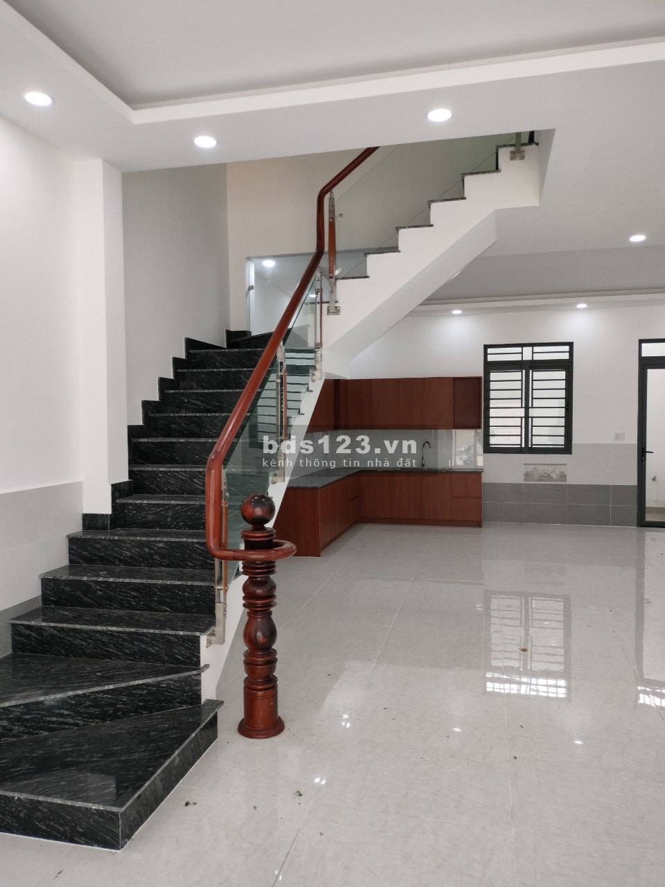 Bán nhà gần chợ Bình Chánh, giá tốt, có sẵn nội thất DT 90m²