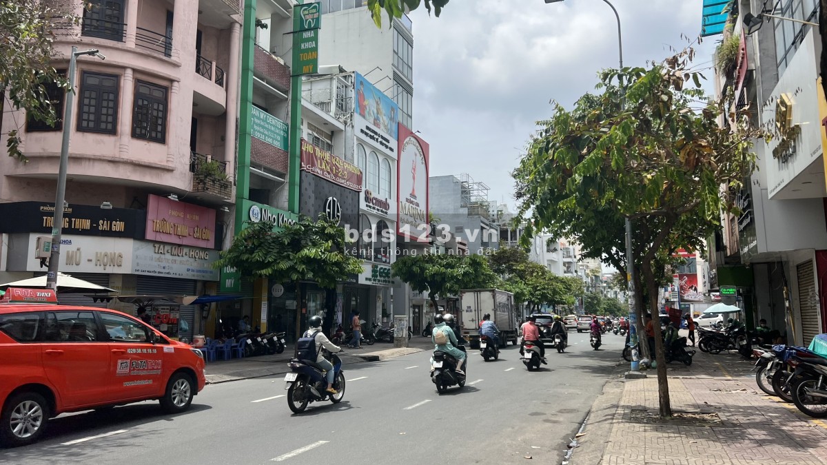 Bán nhà MT Nguyễn Đình Chiểu, DT: 4 x 15 m, nở hậu, full nội thất, 38 tỷ thương lượng