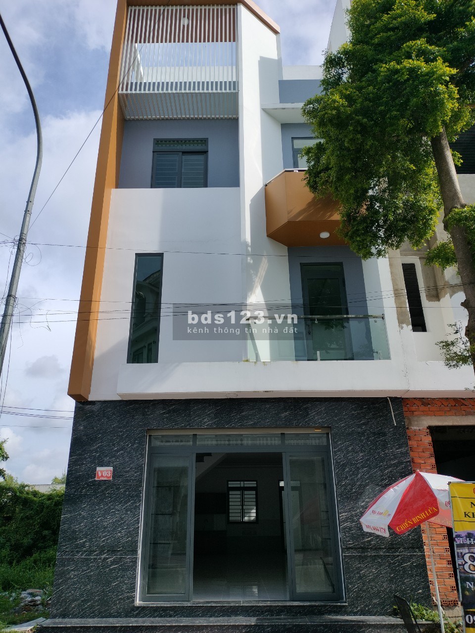 Bán nhà gần chợ Bình Chánh, giá tốt, có sẵn nội thất DT 90m²