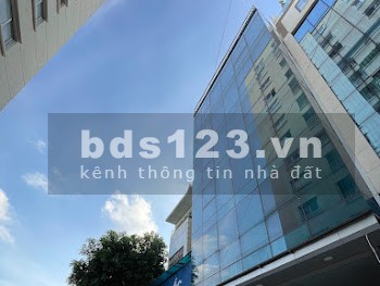 Phù hợp với nhu cầu kinh doanh, đường lớn, ô tô đỗ cửa