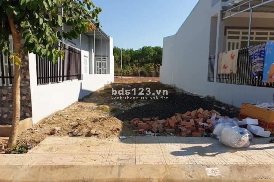 Cần tiền đầu tư nhà yến nên bán gấp lô thổ cư 100m2 đất ngay Tân Uyên giá 650tr.