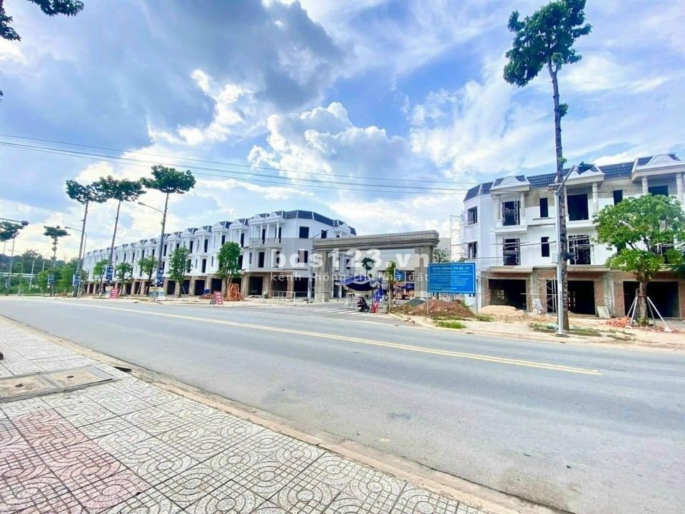 Chính chủ cần bán 2 căn nhà ngay công an phương uyên hưng, trung tâm hành chính Tân Uyên