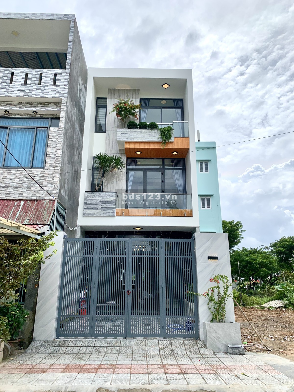 Nhà sát Trần Nguyên Đán, có sân đậu oto. Trung tâm Liên Chiểu