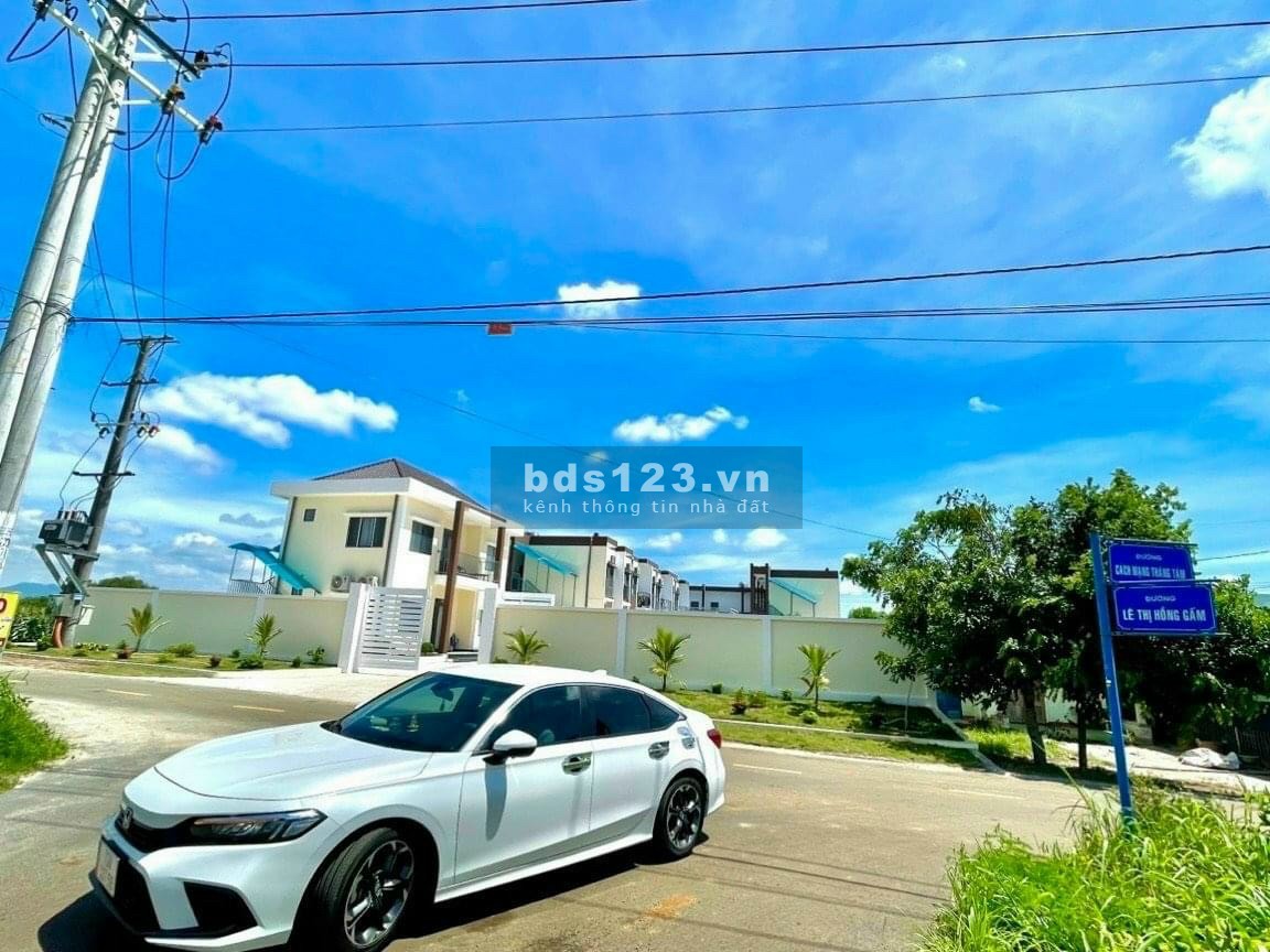 Bán lô góc 2 mặt tiền đường Cách Mạng Tháng Tám lh 09031566882