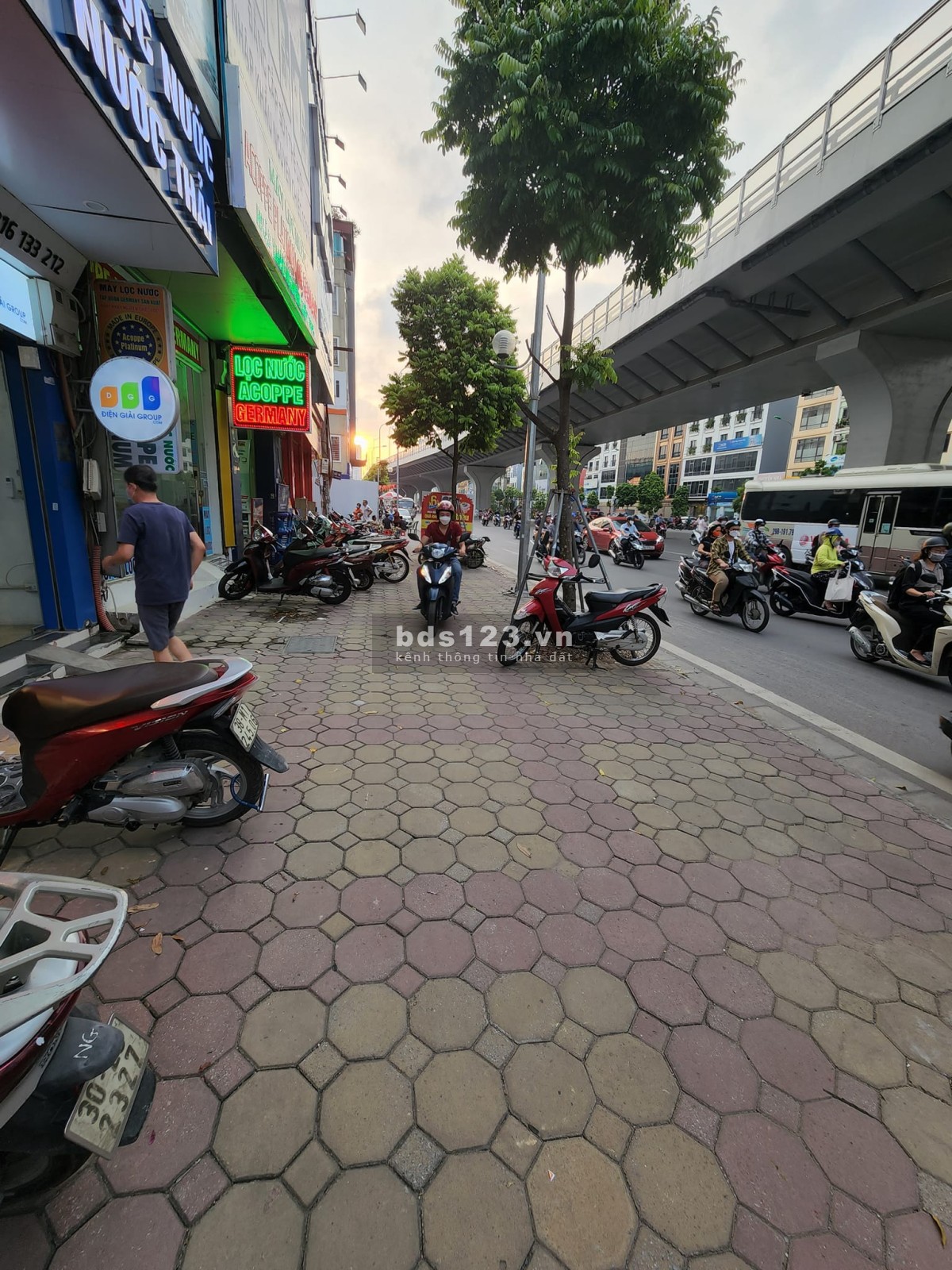 Bán nhà 200m2 mặt phố Nguyên Văn Huyên Cầu Giấy cho thuê kinh doanh.
