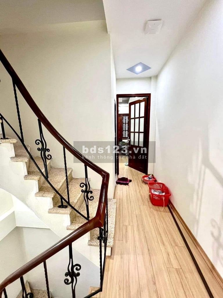 Bán nhà Cổ Linh, Long Biên, 5 tầng x 2,85 tỷ ô tô qua nhà 2 mặt thoáng nhỏ tiền, LH 0772000088